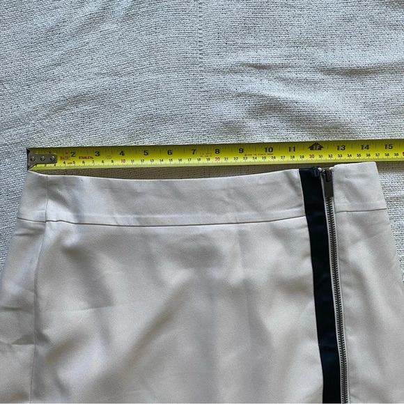 BANANA Republic  Cream and Black Mini Skirt Size 2 - Picture 2 of 11